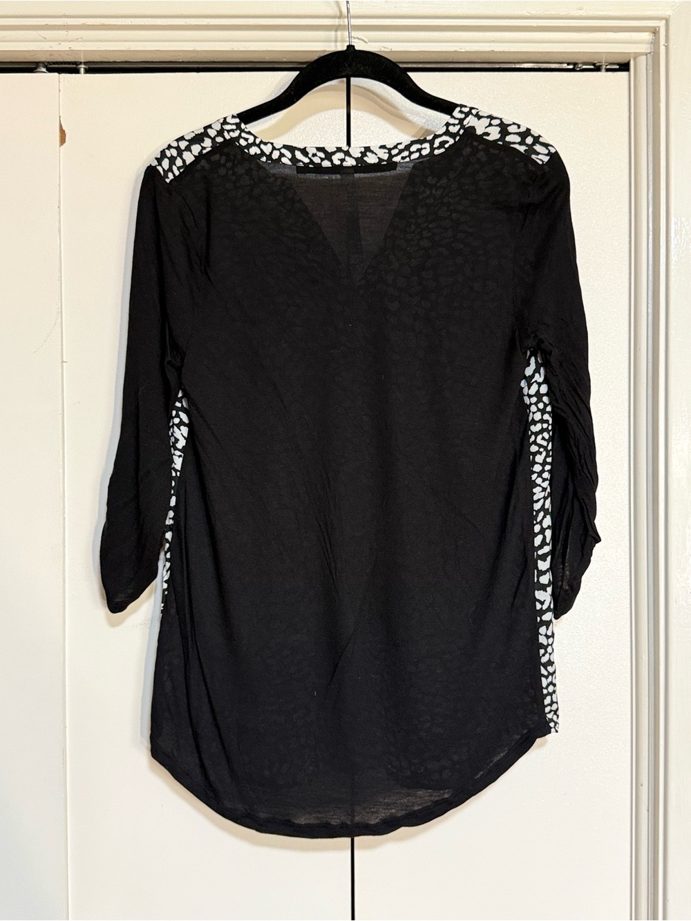 Kensie Animal Print Blouse Black White Relaxed V Neck Roll Tab 3/4 Sleeve Small - Picture 3 of 15